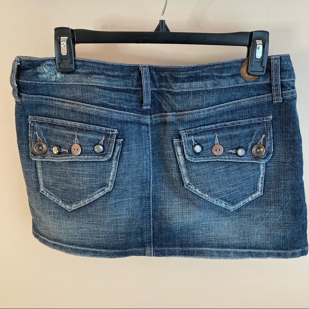 EUC -HINT JEANS Size 7 Dark Wash w/Whiskers Distressed Denim Mini Skirt Like New - Picture 2 of 4